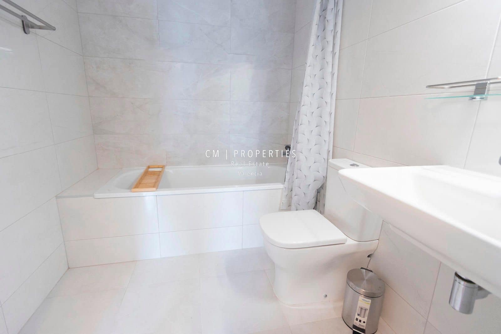 3 bedroom Flat for rent in La Pobla de Vallbona with pool garage - € 1,500 (Ref: 8925255)