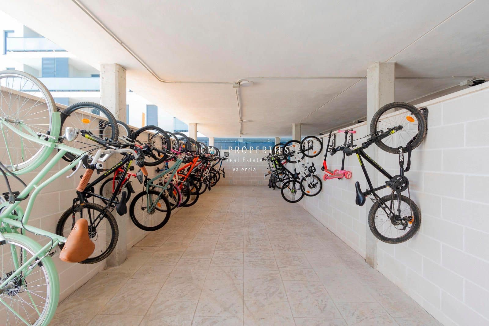 3 bedroom Flat for rent in La Pobla de Vallbona with pool garage - € 1,500 (Ref: 8925255)