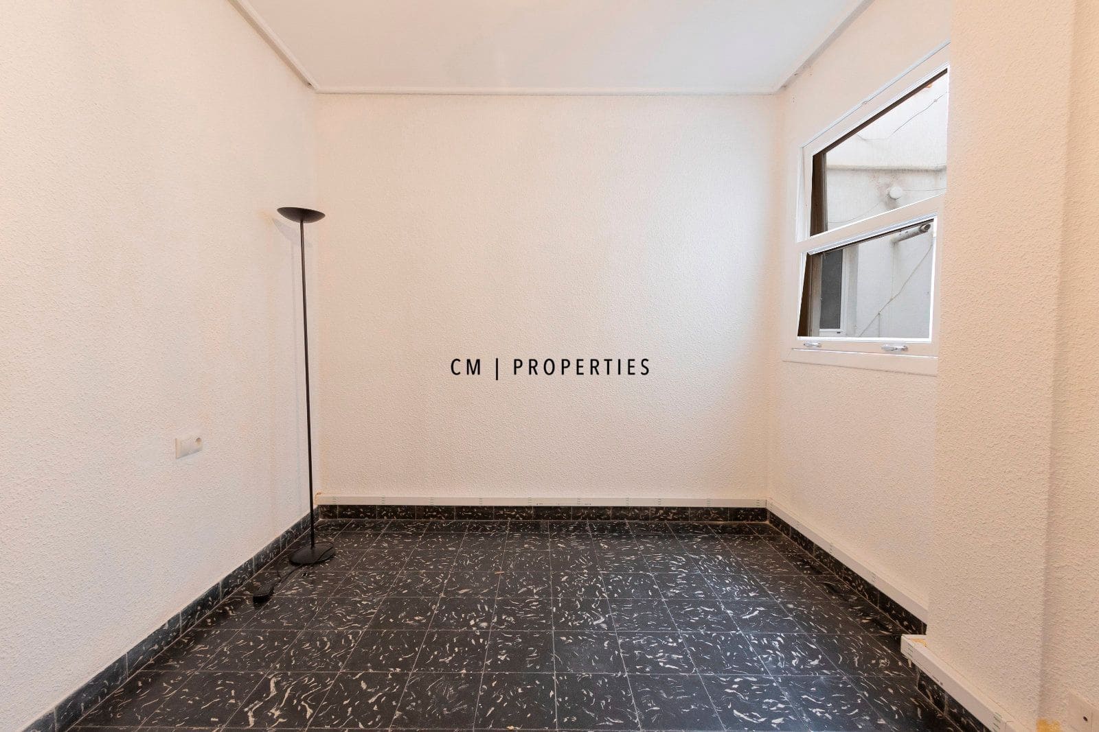 Office for rent in Valencia city - € 1,800 (Ref: 8942216)