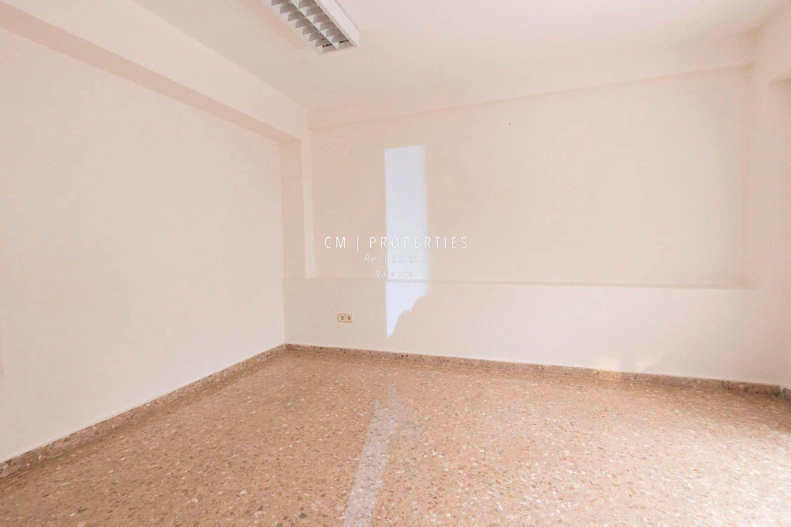Commercial for sale in Valencia city with garage - € 510,000 (Ref: 8966774)