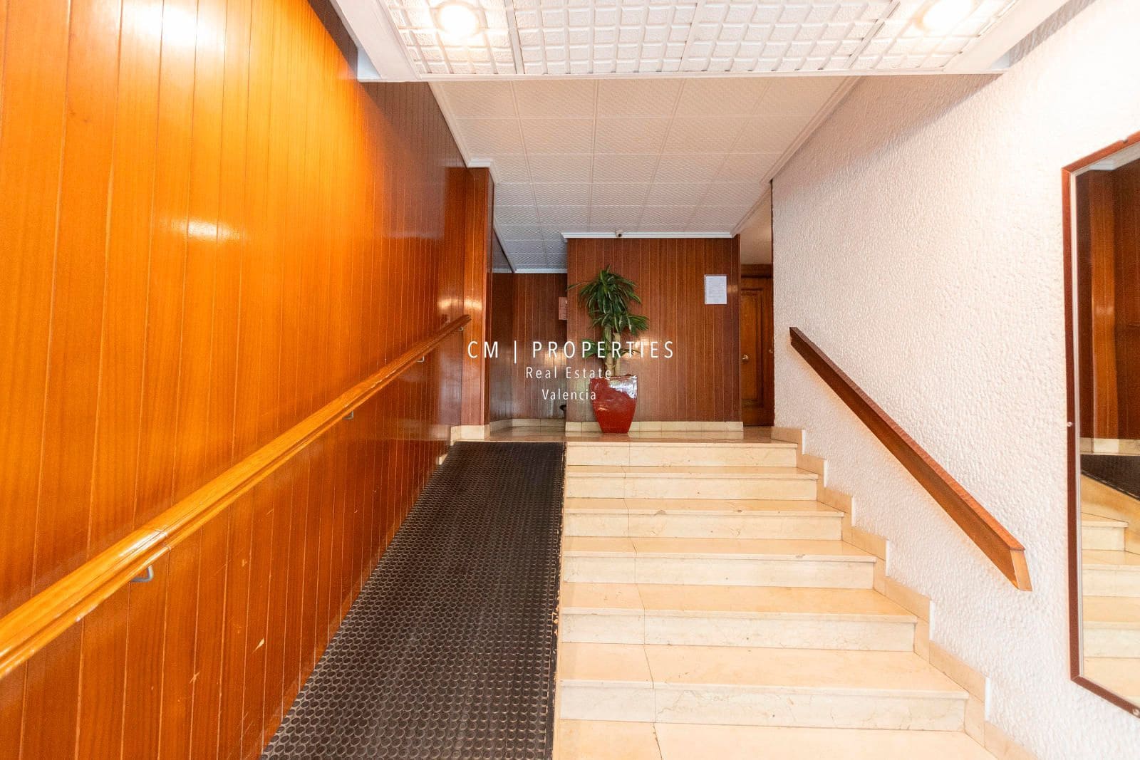 Commercial for sale in Valencia city with garage - € 510,000 (Ref: 8966774)