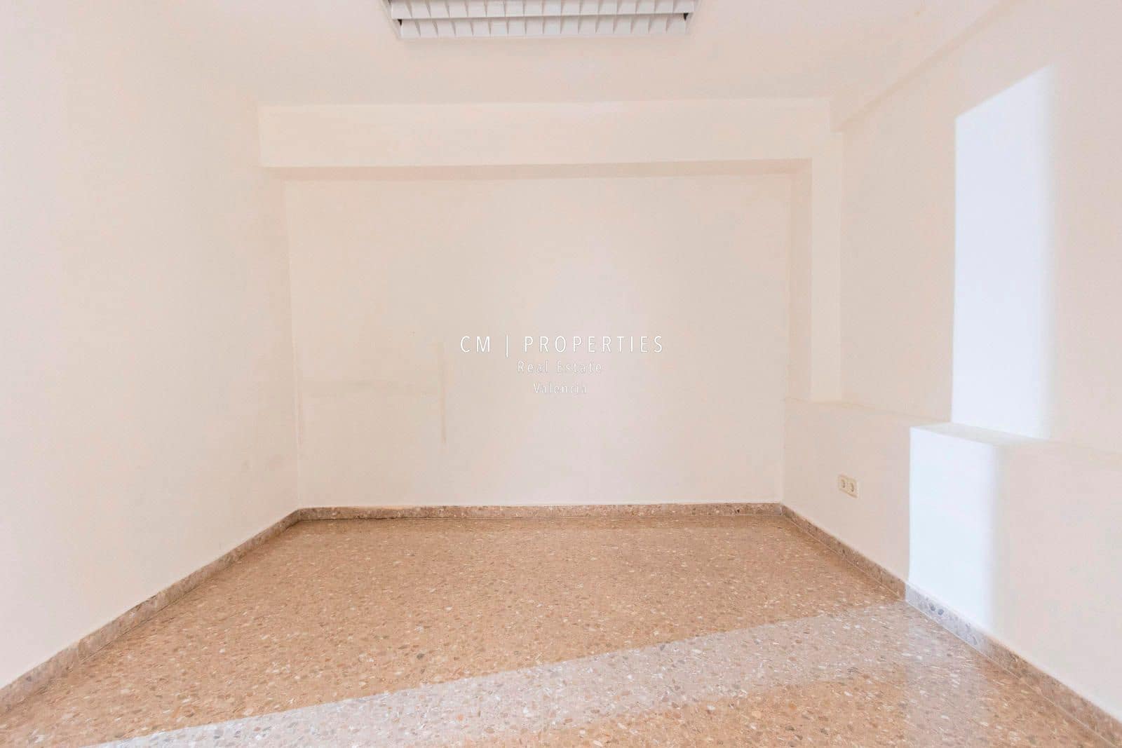 Commercial for sale in Valencia city with garage - € 510,000 (Ref: 8966774)