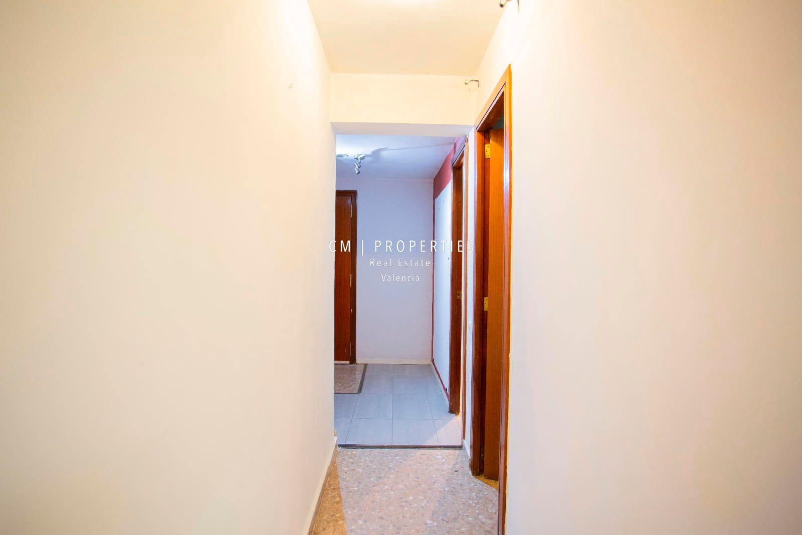 Commercial for sale in Valencia city with garage - € 510,000 (Ref: 8966774)