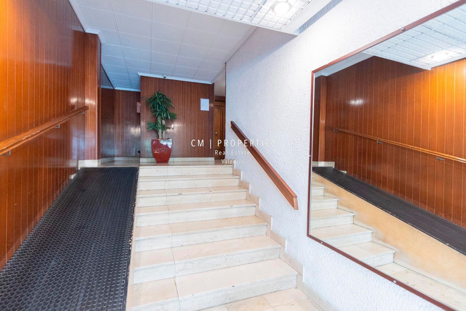 Commercial for sale in Valencia city with garage - € 510,000 (Ref: 8966774)