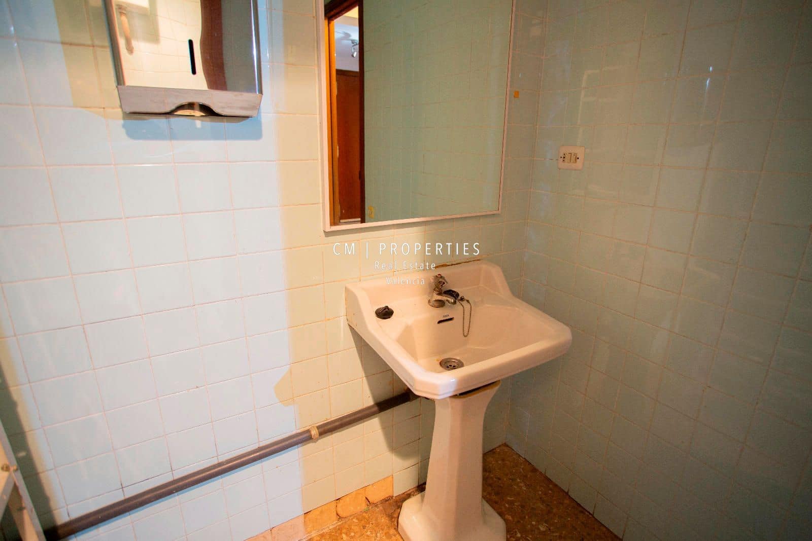 Commercial for sale in Valencia city with garage - € 510,000 (Ref: 8966774)