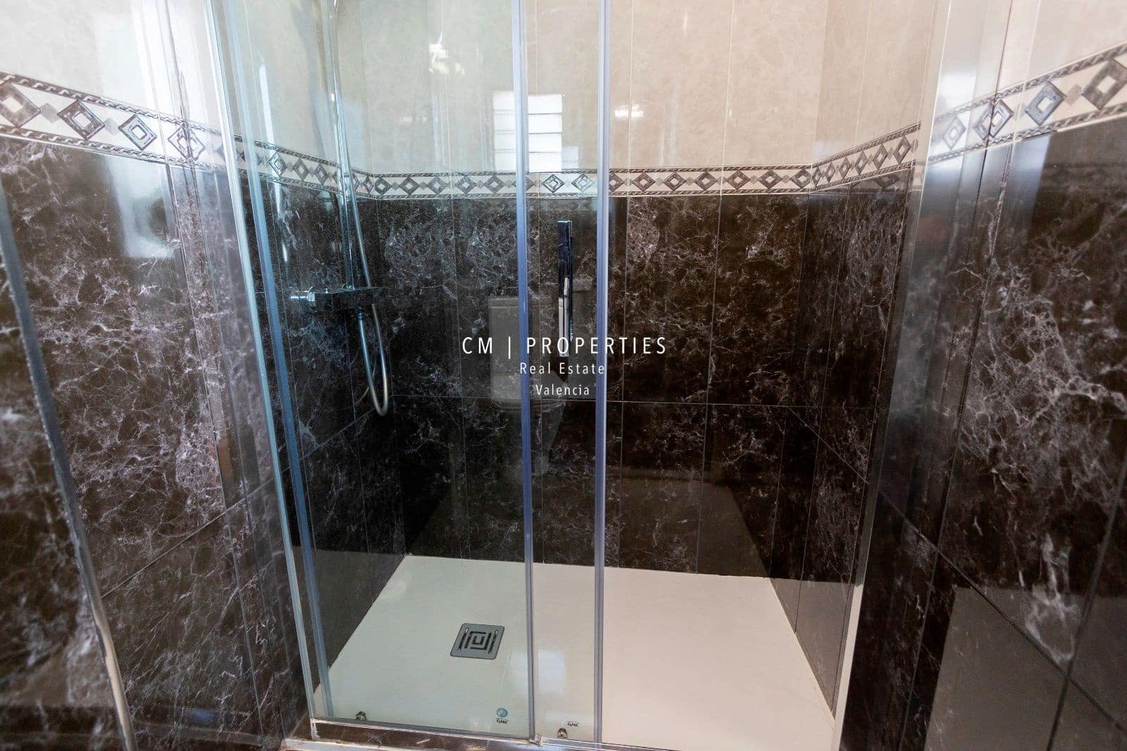 1 quarto Penthouse para arrendar em Valencia cidade - 1 050 € (Ref: 8969556)
