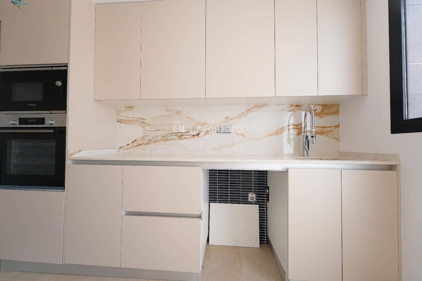 4 makuuhuone Omakotitalo myytävänä paikassa Chiva mukana 
autotalli - 350 000 € (Ref: 9092207)