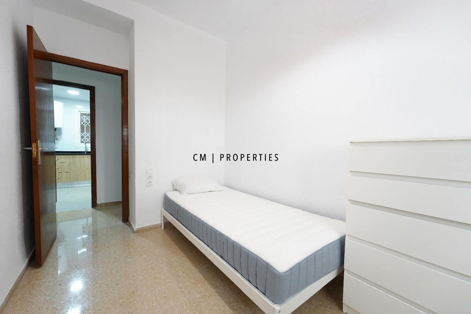 4 bedroom Apartment for rent in Valencia city - € 365 (Ref: 9097105)
