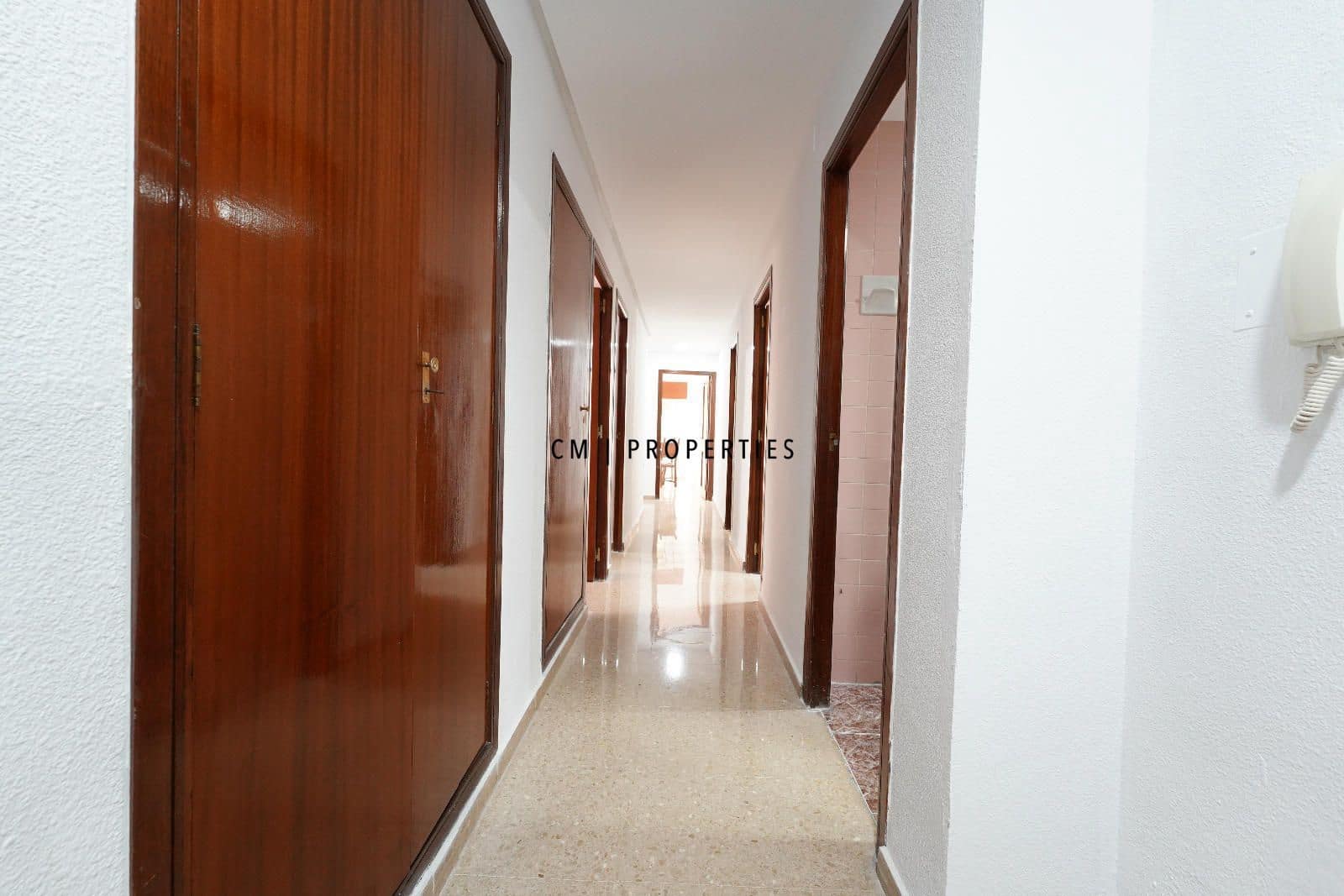 4 bedroom Apartment for rent in Valencia city - € 365 (Ref: 9097105)
