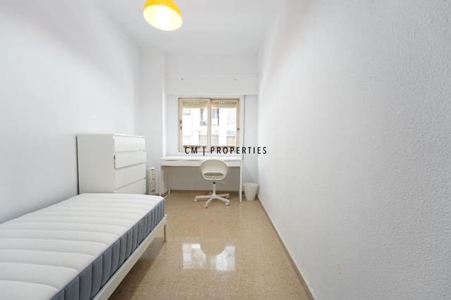 Appartement de 4 chambres à louer à Ciutat Vella, Valence ville - 365 € (Ref: 9097105)
