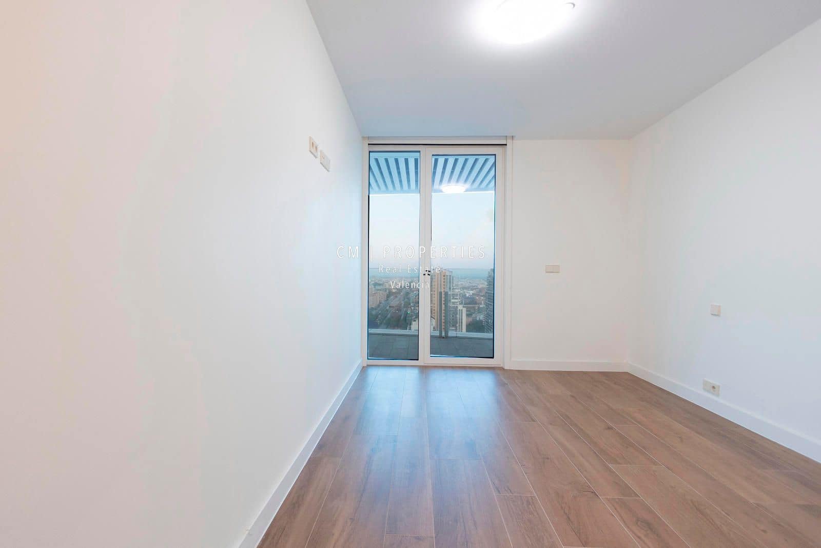 3 sypialnia Mieszkanie do wynajęcia w Miasto Walencja z basenem garażem - 4 900 € (Ref: 9099935)