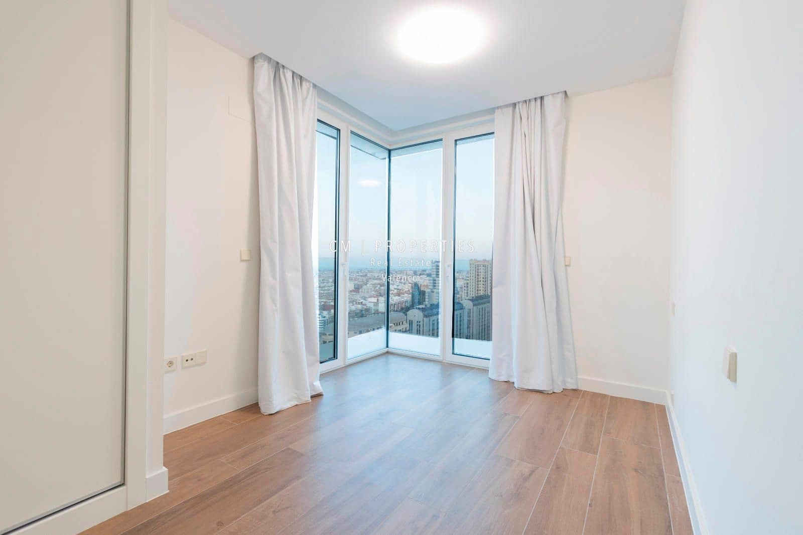 3 sypialnia Mieszkanie do wynajęcia w Miasto Walencja z basenem garażem - 4 900 € (Ref: 9099935)