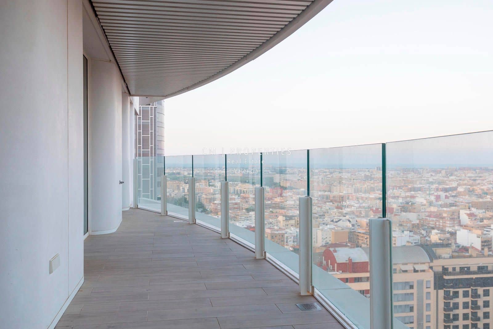 3 sypialnia Mieszkanie do wynajęcia w Miasto Walencja z basenem garażem - 4 900 € (Ref: 9099935)