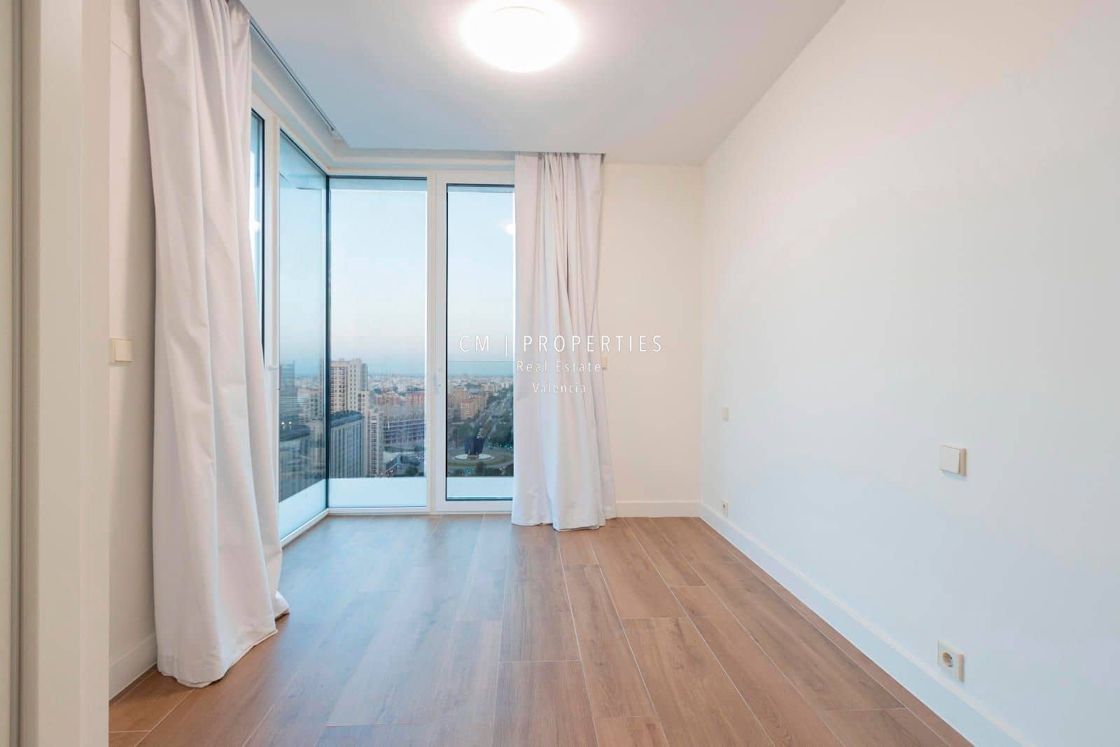 3 sypialnia Mieszkanie do wynajęcia w Miasto Walencja z basenem garażem - 4 900 € (Ref: 9099935)