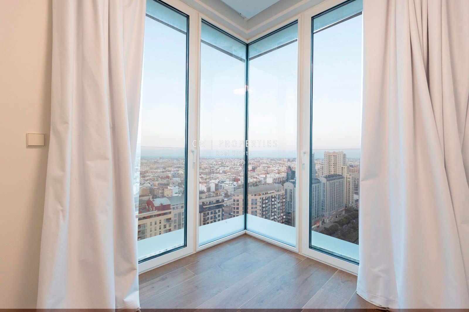 3 sypialnia Mieszkanie do wynajęcia w Miasto Walencja z basenem garażem - 4 900 € (Ref: 9099935)