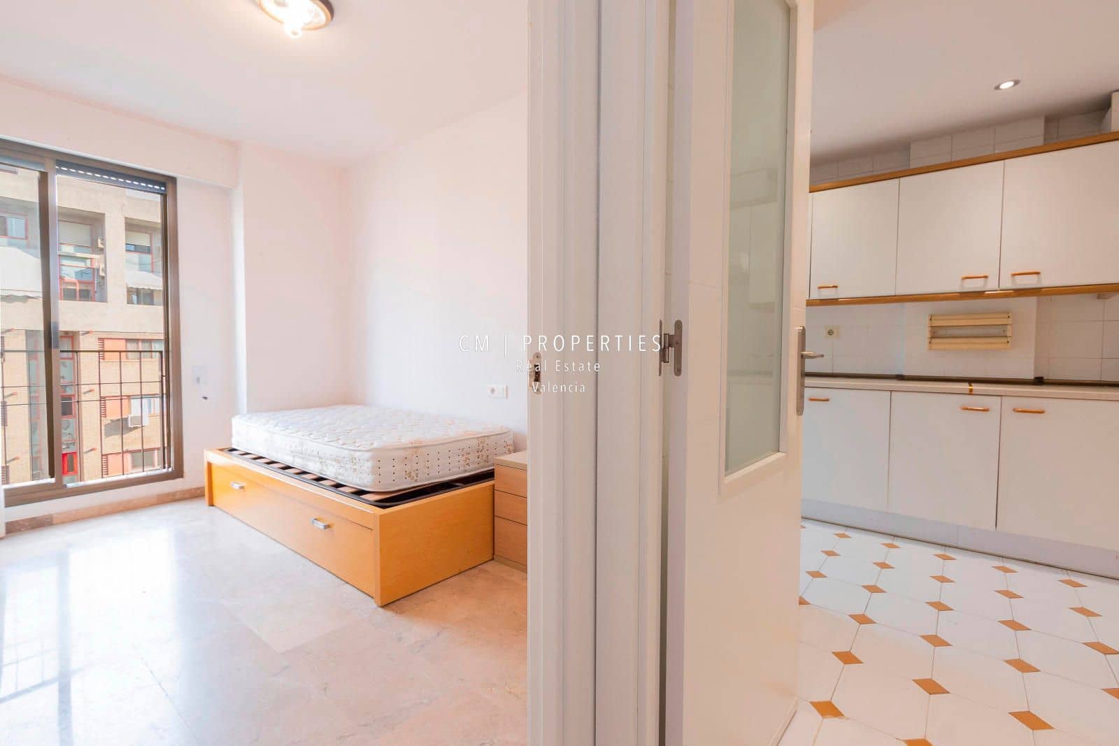4 quarto Apartamento para arrendar em Valencia cidade com garagem - 2 200 € (Ref: 9109584)