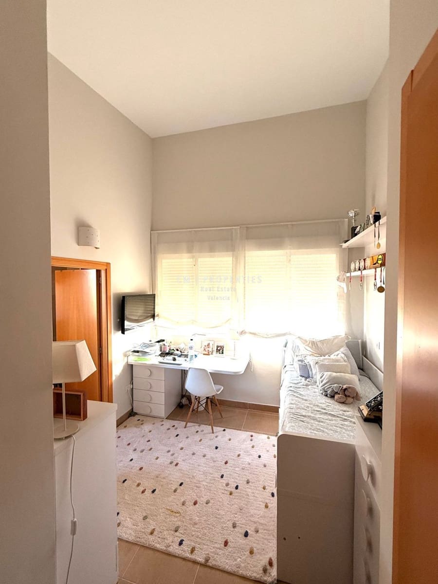 3 Zimmer Villa zu verkaufen in La Pobla de Vallbona mit Pool Garage - 700.000 € (Ref: 9170717)