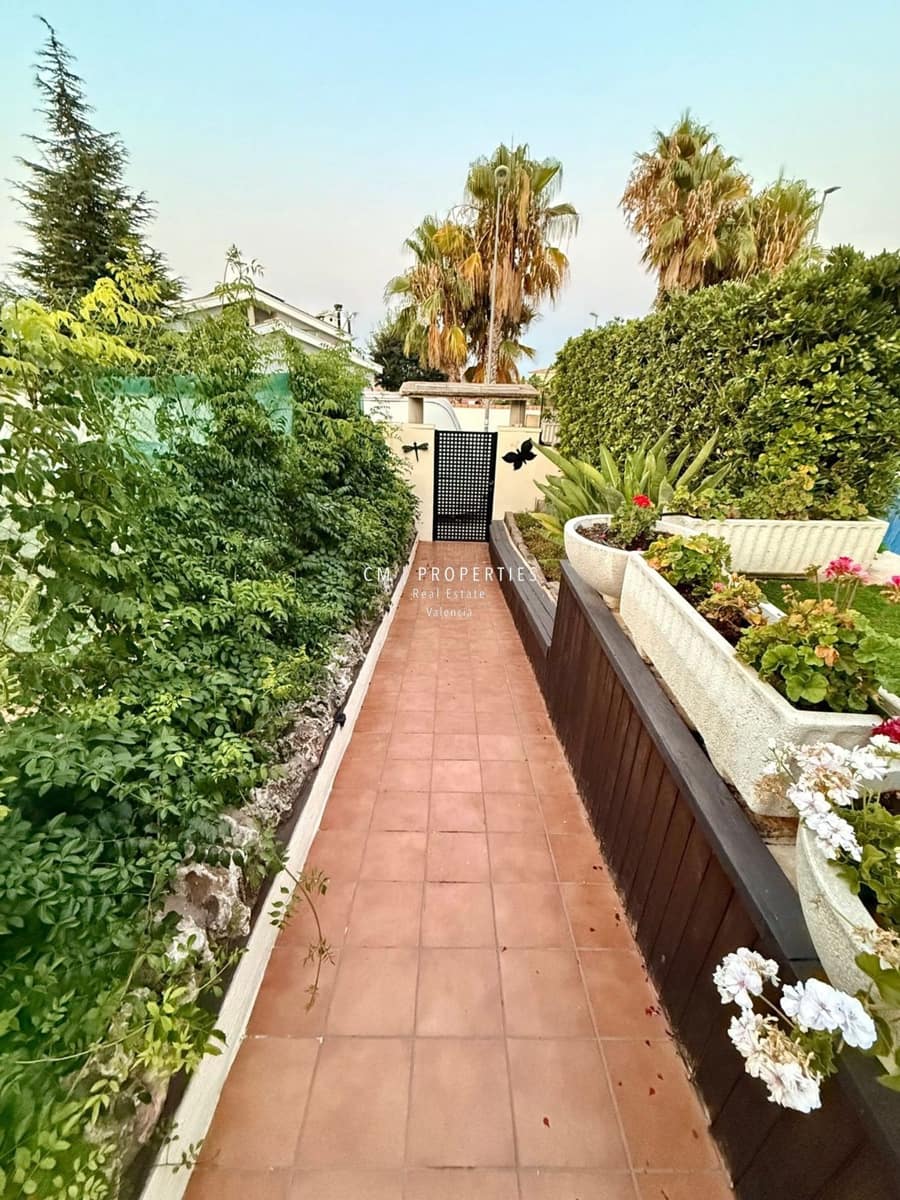 3 Zimmer Villa zu verkaufen in La Pobla de Vallbona mit Pool Garage - 700.000 € (Ref: 9170717)