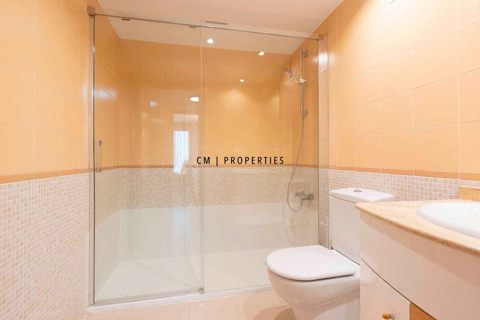 Piso de 3 habitaciones en València ciudad en alquiler con garaje - 2.200 € (Ref: 9292332)