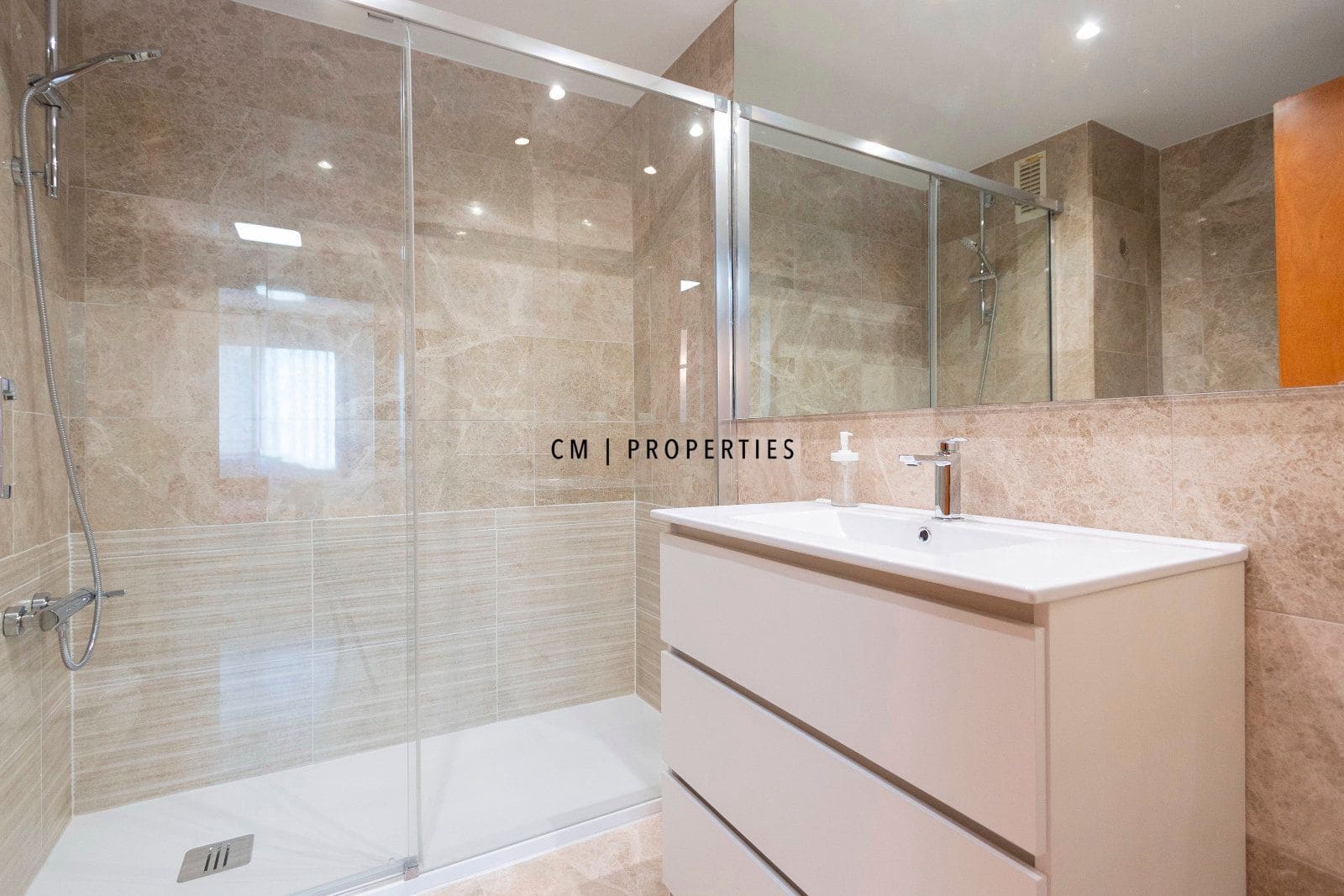 Piso de 3 habitaciones en València ciudad en alquiler con garaje - 2.200 € (Ref: 9292332)