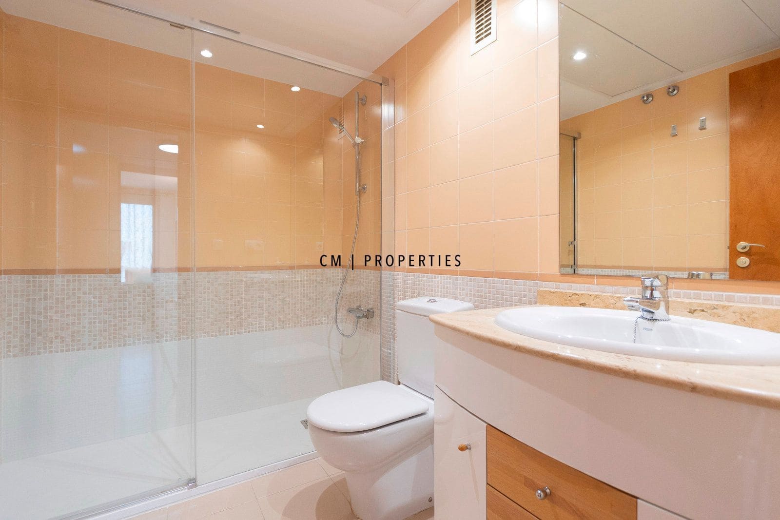 Piso de 3 habitaciones en València ciudad en alquiler con garaje - 2.200 € (Ref: 9292332)