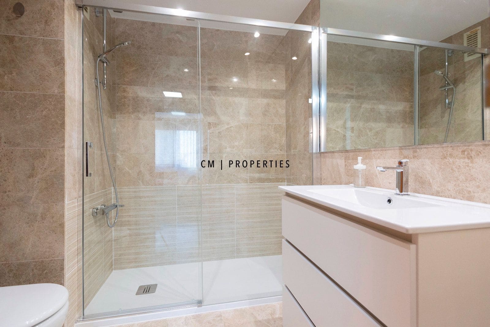 Piso de 3 habitaciones en València ciudad en alquiler con garaje - 2.200 € (Ref: 9292332)