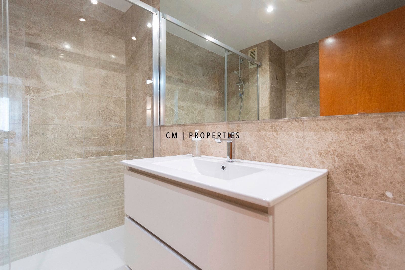 Piso de 3 habitaciones en València ciudad en alquiler con garaje - 2.200 € (Ref: 9292332)