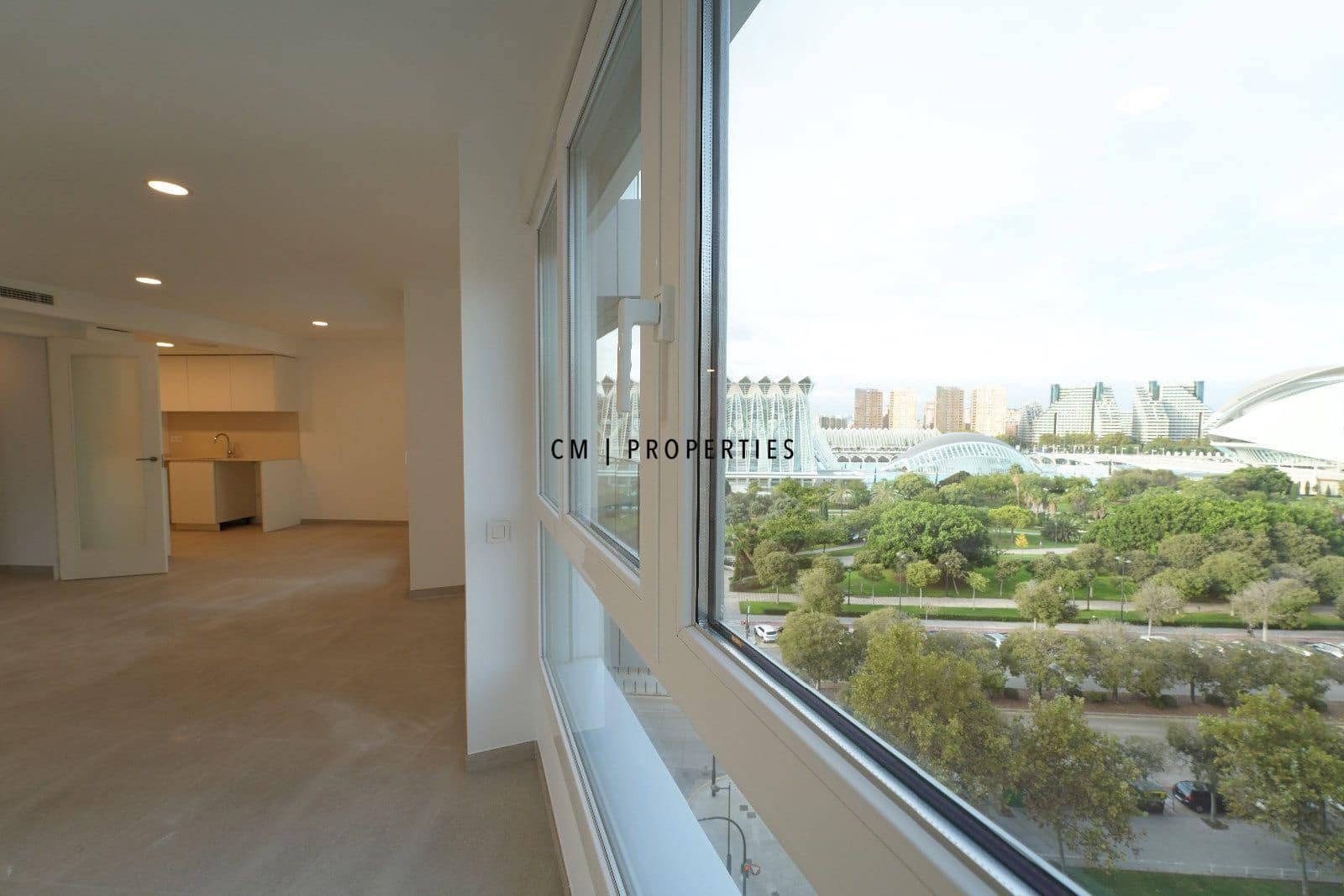 3 bedroom Flat for rent in Valencia city with garage - € 2,900 (Ref: 9335613)