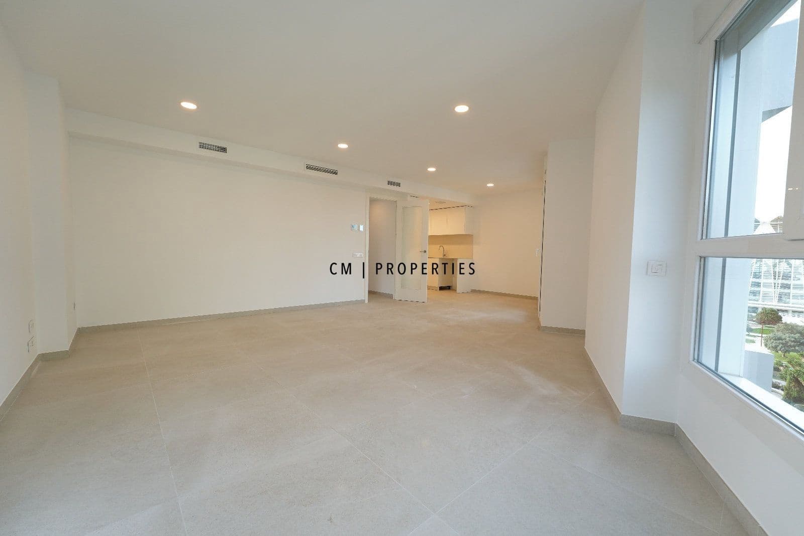 3 bedroom Flat for rent in Valencia city with garage - € 2,900 (Ref: 9335613)