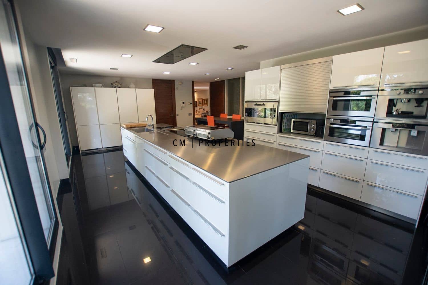 8 bedroom Villa for sale in Madrid city with pool garage - € 3,500,000 (Ref: 9341160)