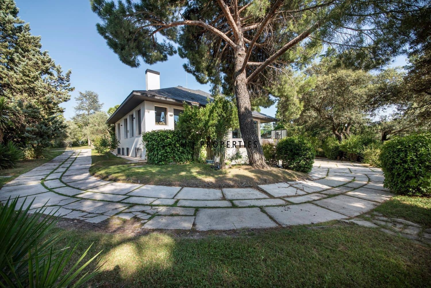 8 bedroom Villa for sale in Madrid city with pool garage - € 3,500,000 (Ref: 9341160)