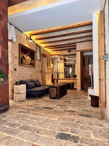 2 bedroom Flat for rent in Ciutat Vella, Valencia city - € 2,080 (Ref: 9357972)