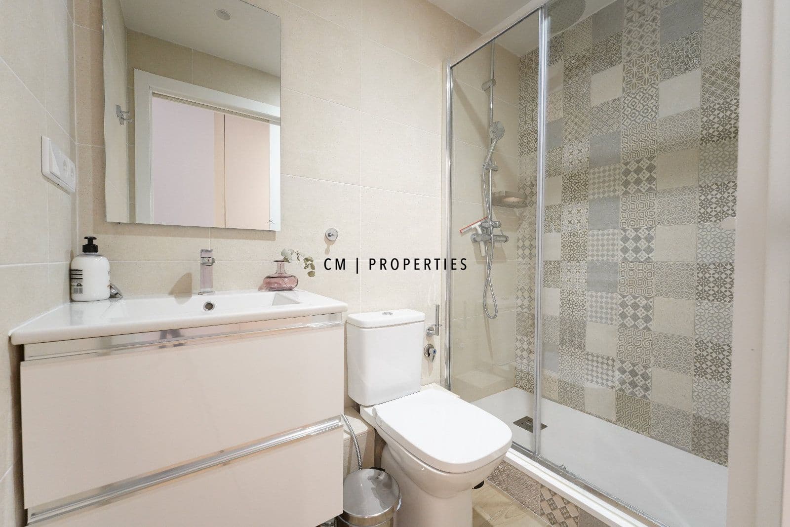 Flat for rent in Valencia city - € 850 (Ref: 9400050)