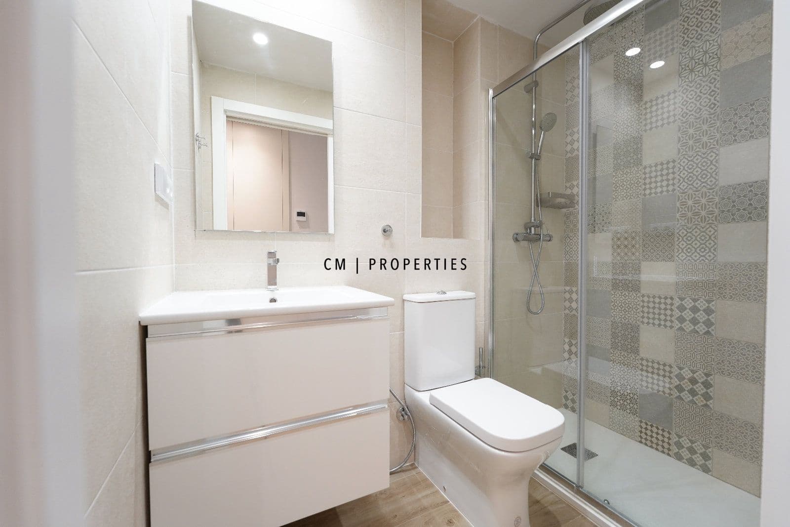 Flat te huur in Valencia stad - € 900 (Ref: 9400149)