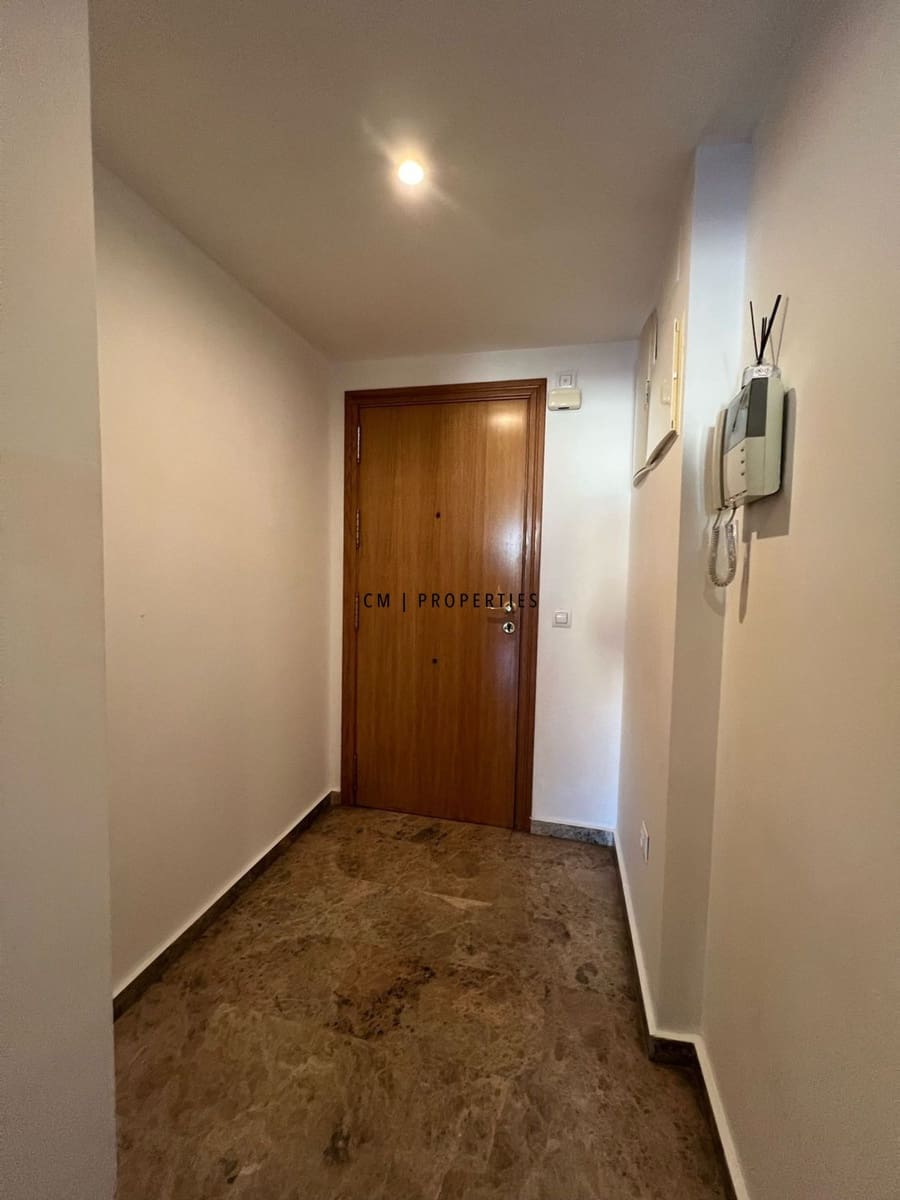 Penthouse do wynajęcia w Miasto Walencja z basenem garażem - 1 000 € (Ref: 9411328)