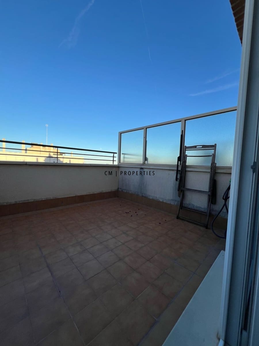 Penthouse do wynajęcia w Miasto Walencja z basenem garażem - 1 000 € (Ref: 9411328)