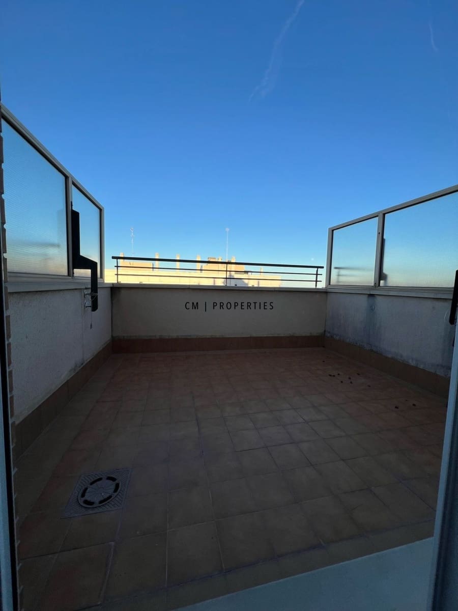 Penthouse do wynajęcia w Miasto Walencja z basenem garażem - 1 000 € (Ref: 9411328)