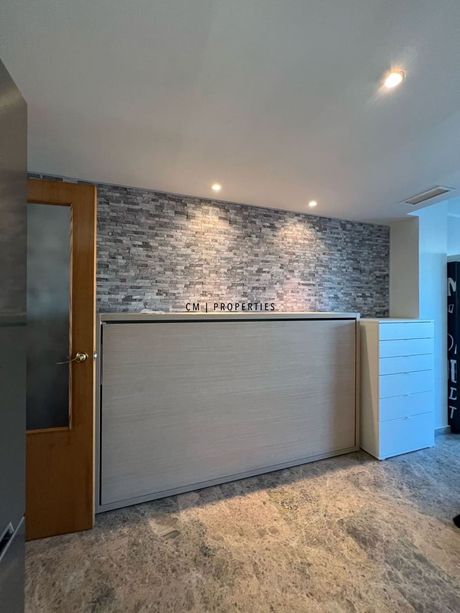 Penthouse do wynajęcia w Miasto Walencja z basenem garażem - 1 000 € (Ref: 9411328)