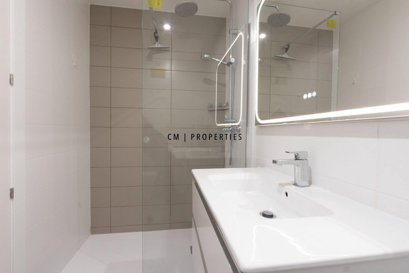 3 bedroom Flat for rent in Valencia city - € 2,100 (Ref: 9421662)