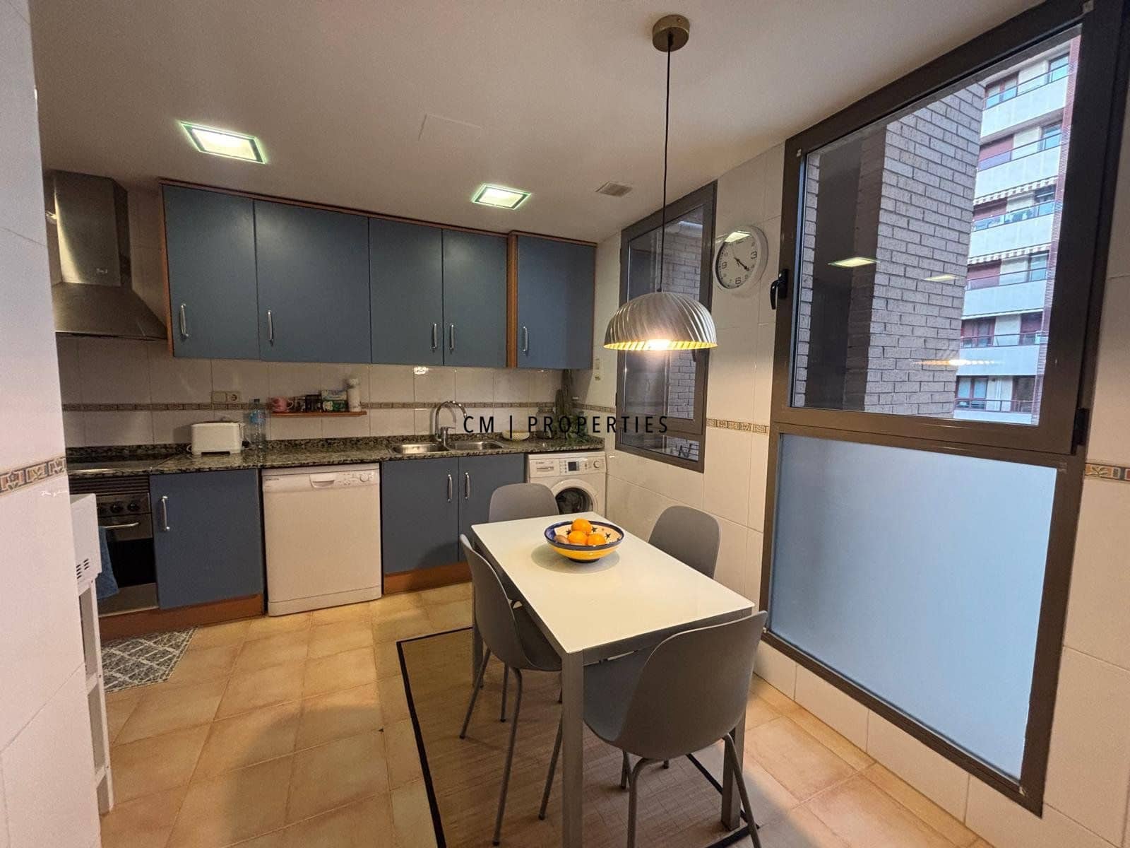 2 soverom Leilighet til leie i Valencia by med svømmebasseng garasje - € 1 550 (Ref: 9437757)