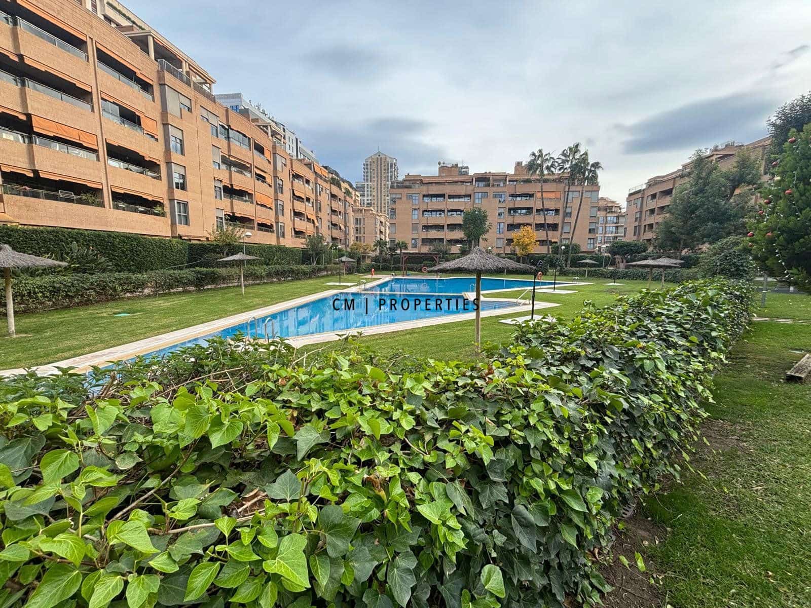 2 soverom Leilighet til leie i Valencia by med svømmebasseng garasje - € 1 550 (Ref: 9437757)