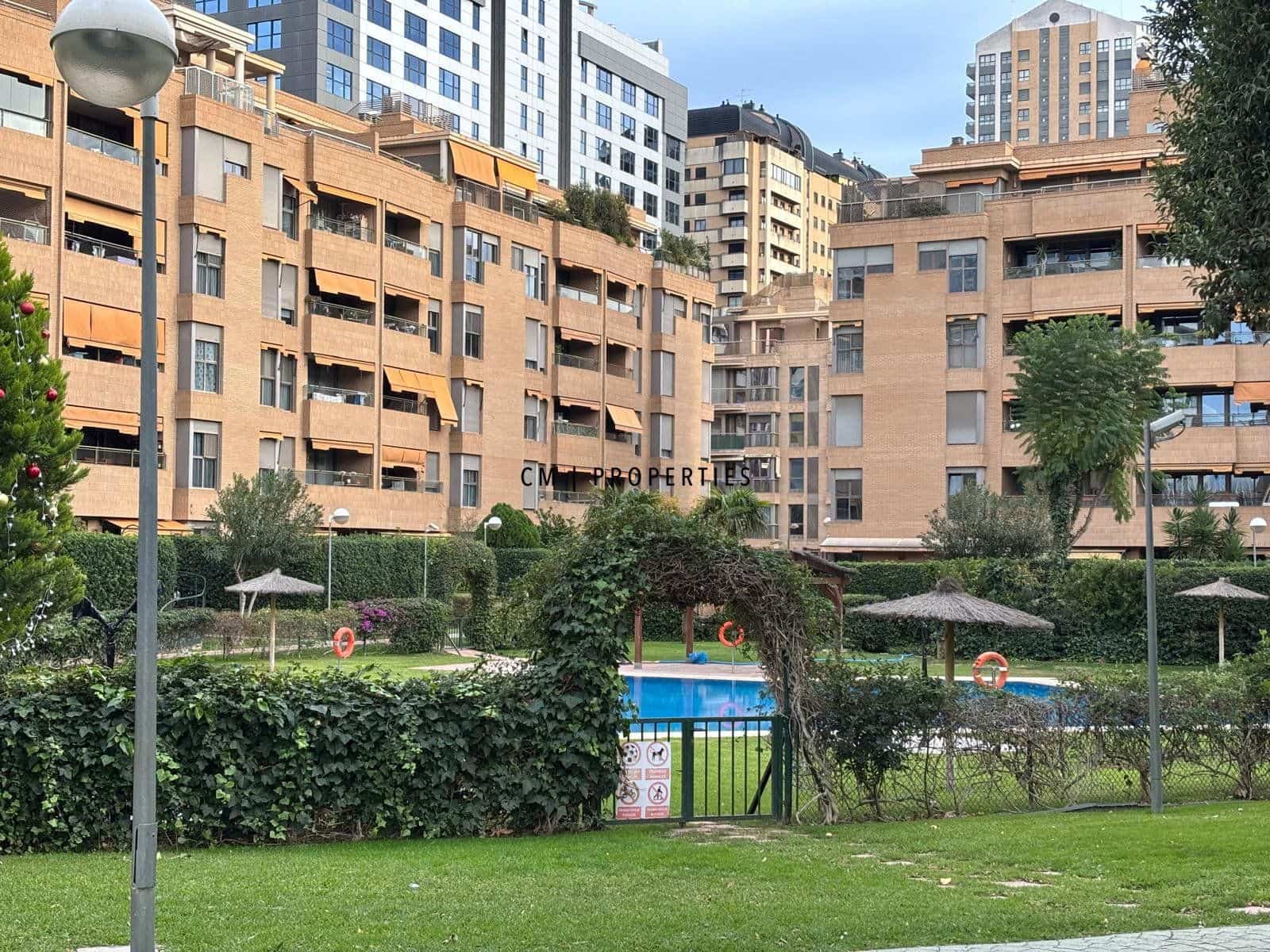 2 soverom Leilighet til leie i Valencia by med svømmebasseng garasje - € 1 550 (Ref: 9437757)