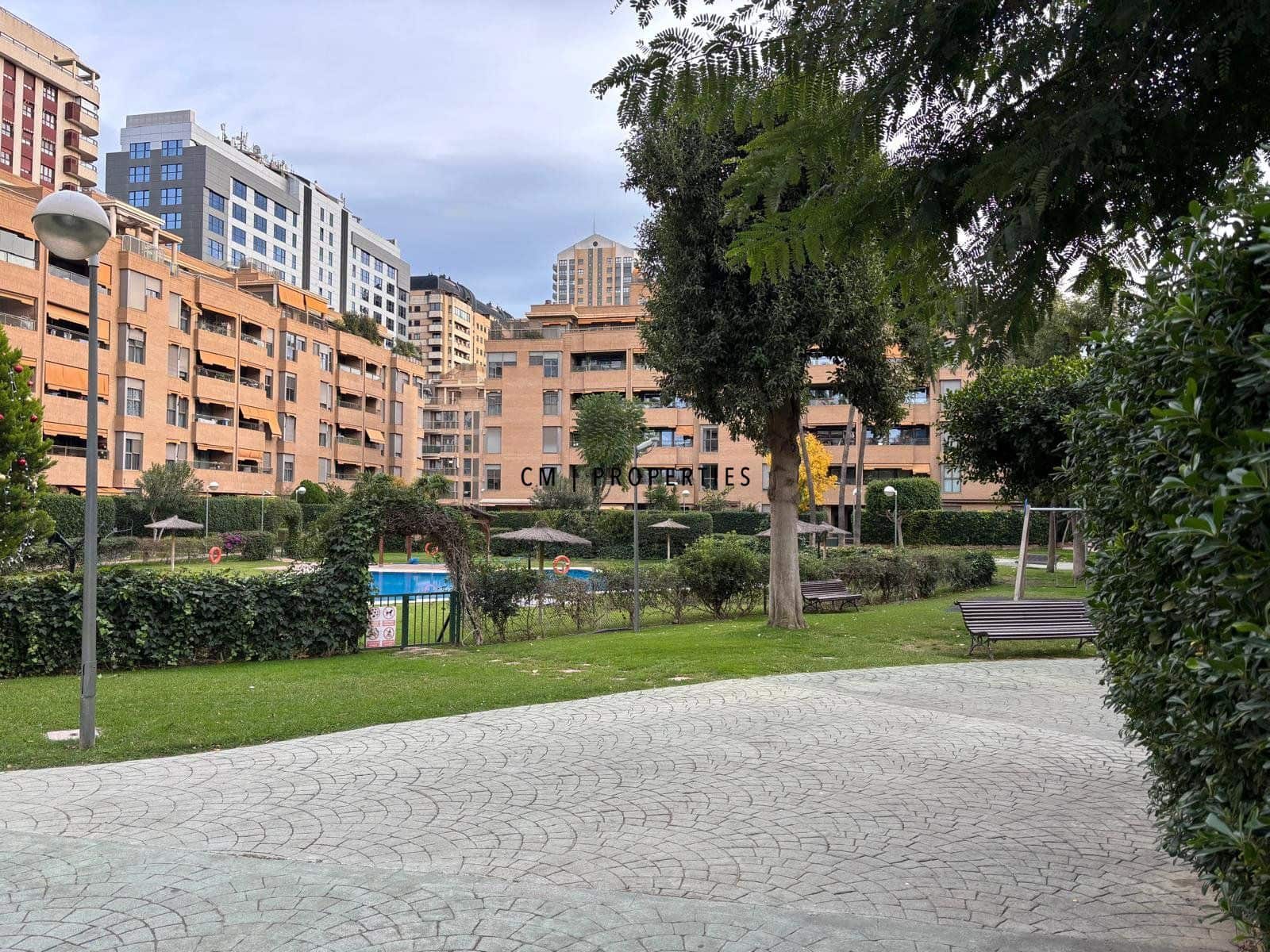 2 soverom Leilighet til leie i Valencia by med svømmebasseng garasje - € 1 550 (Ref: 9437757)