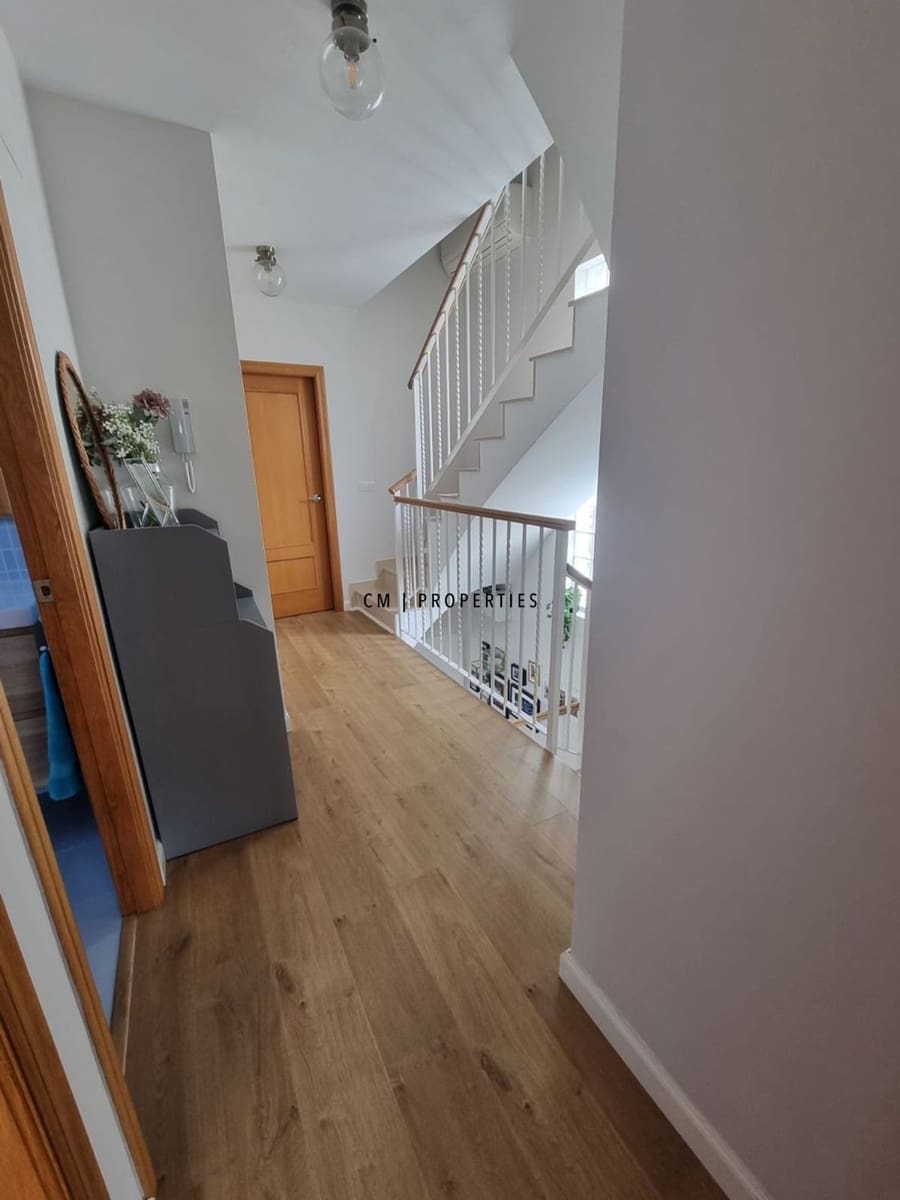 5 sypialnia Willa na sprzedaż w La Pobla de Vallbona z basenem garażem - 460 000 € (Ref: 9446901)