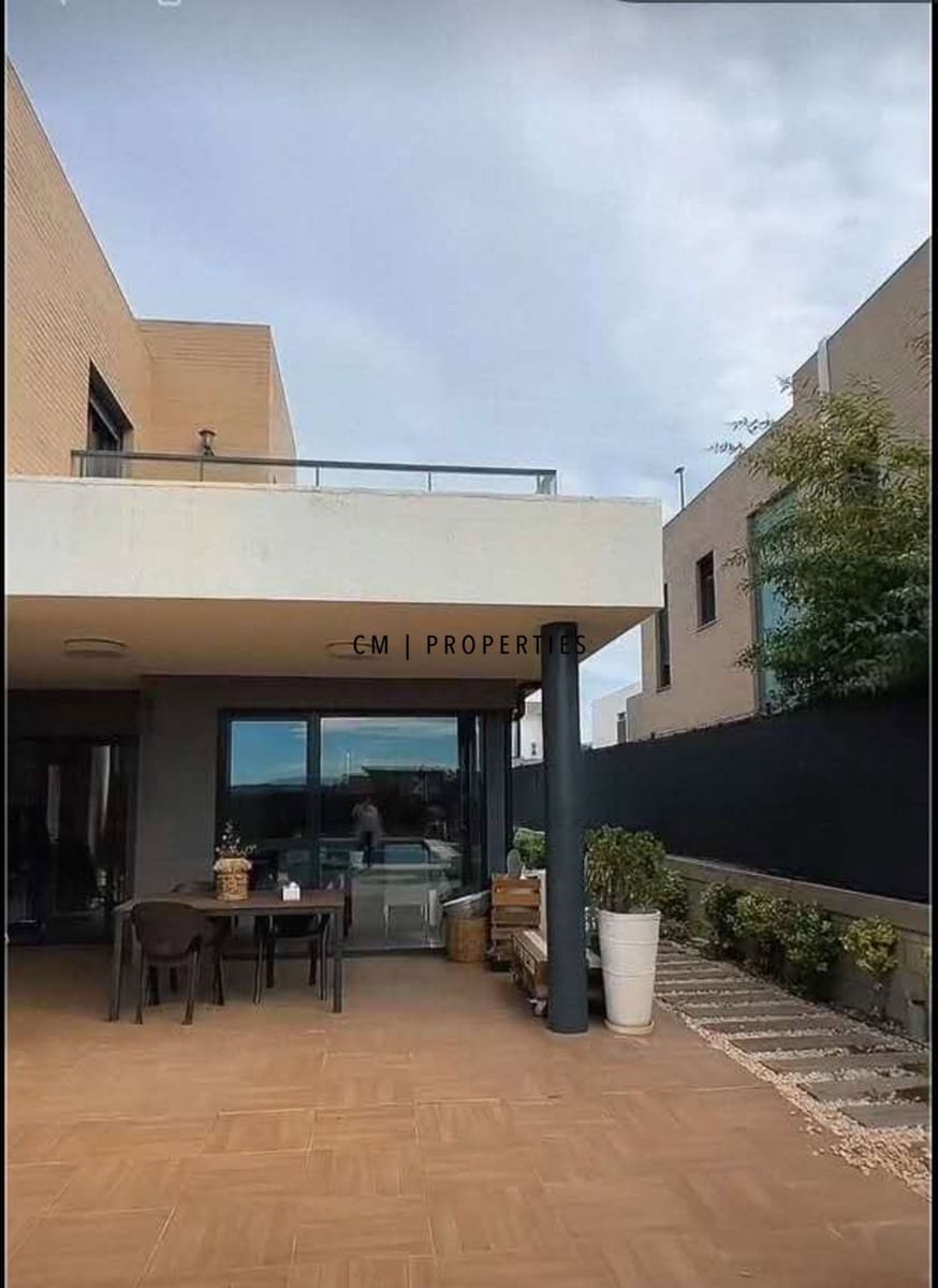 4 makuuhuone Huvila myytävänä paikassa San Antonio de Benageber mukana uima-altaan - 750 000 € (Ref: 9455713)