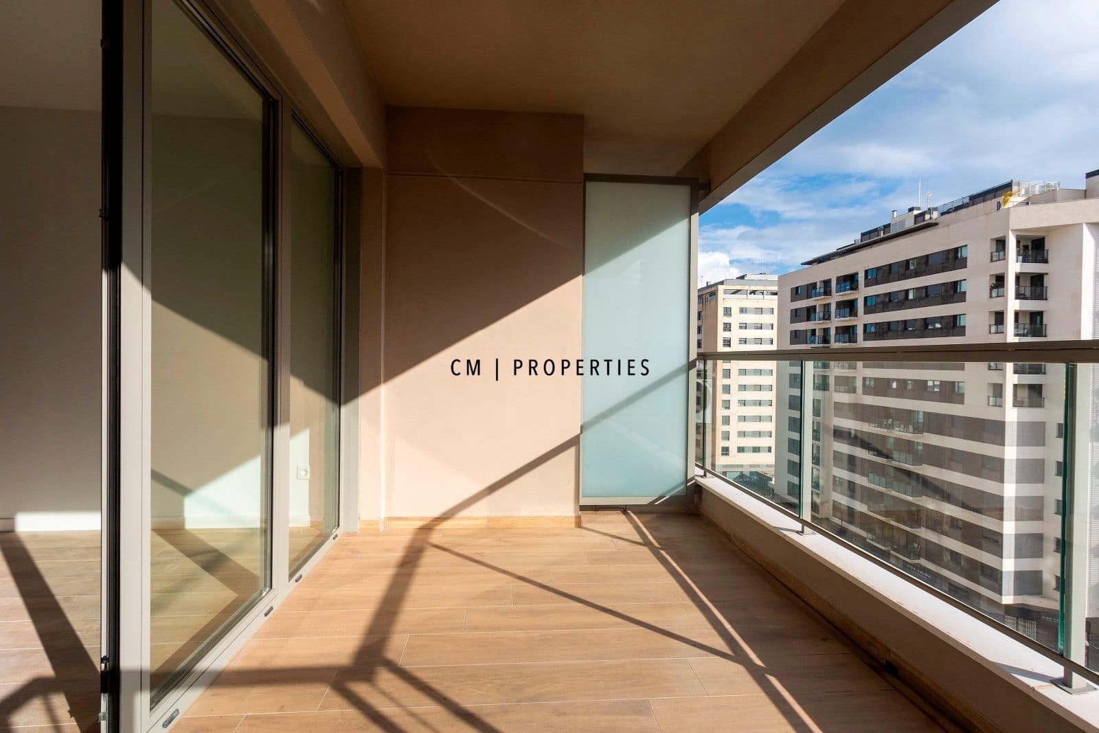 3 sypialnia Mieszkanie do wynajęcia w Miasto Walencja z basenem garażem - 2 000 € (Ref: 9473215)