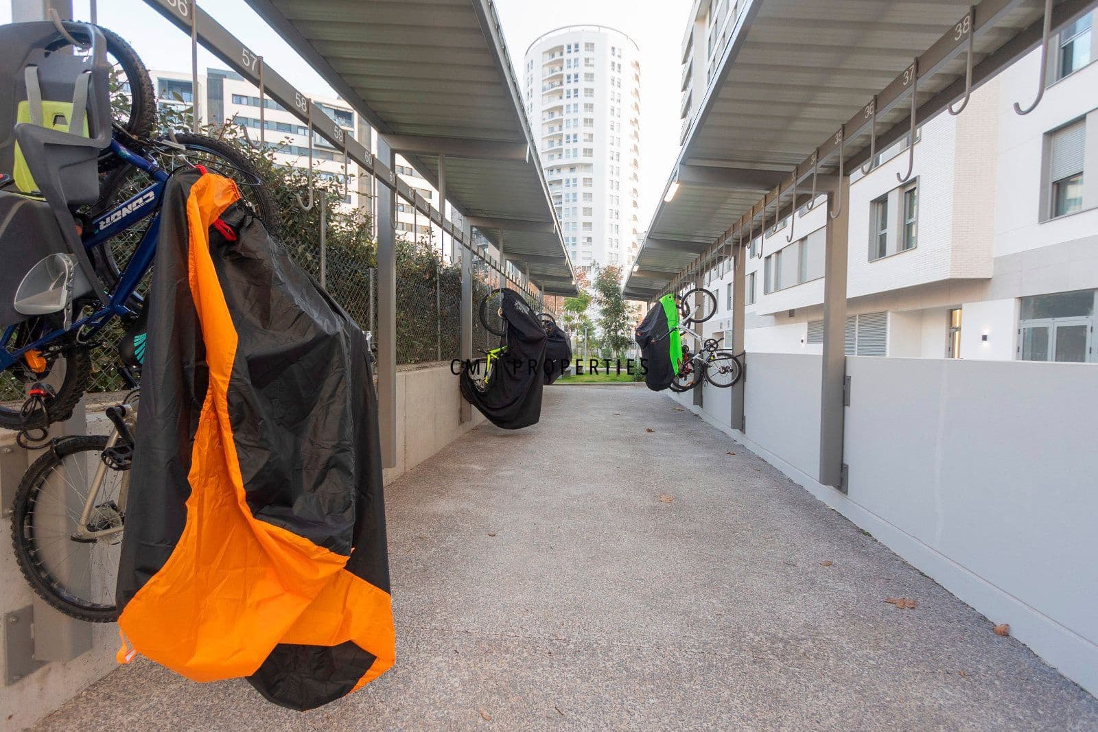 3 sypialnia Mieszkanie do wynajęcia w Miasto Walencja z basenem garażem - 2 000 € (Ref: 9473215)