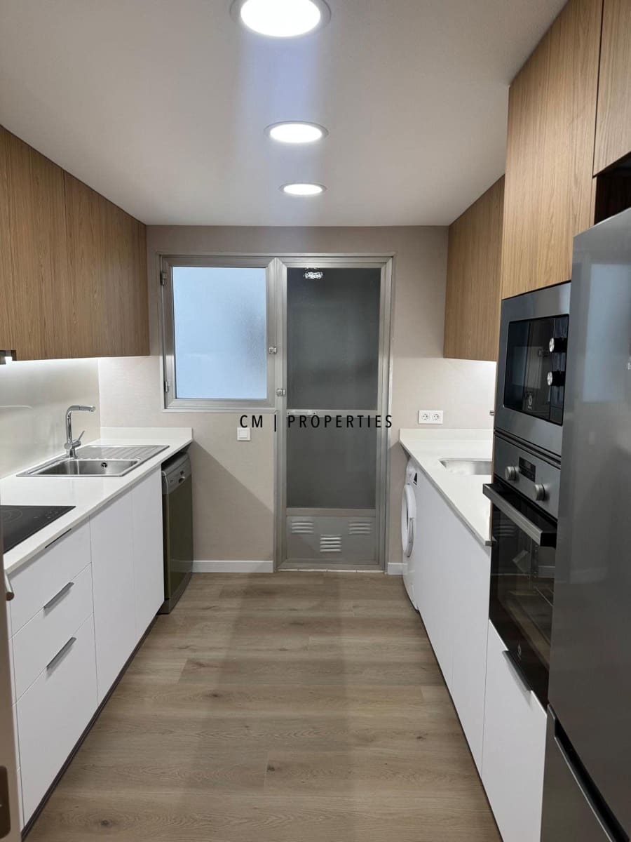 4 bedroom Flat for rent in Valencia city with garage - € 2,100 (Ref: 9494159)