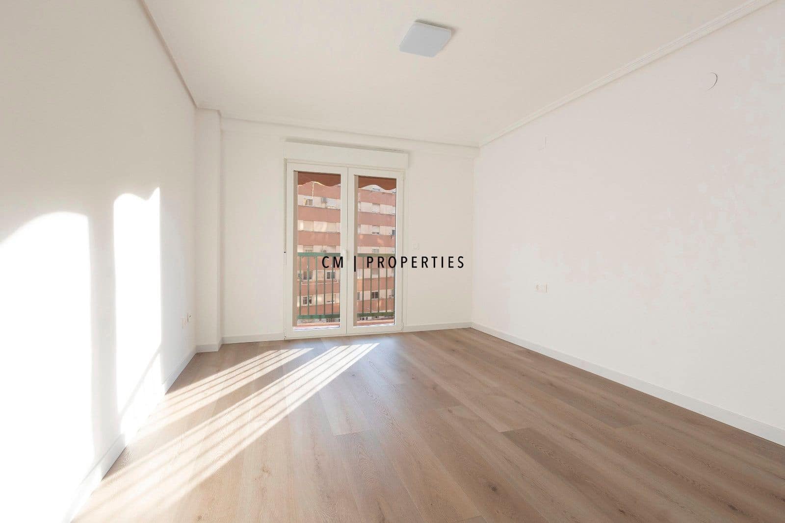 4 bedroom Flat for rent in Valencia city with garage - € 2,100 (Ref: 9494159)