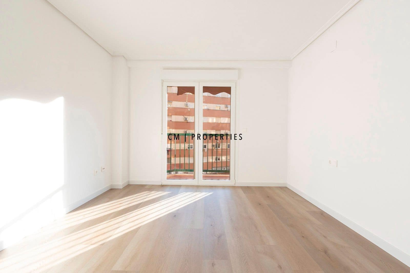 4 bedroom Flat for rent in Valencia city with garage - € 2,100 (Ref: 9494159)